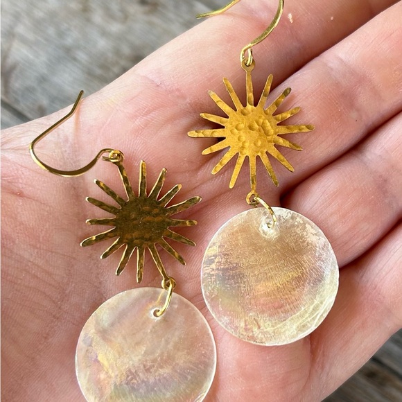 ✨NWT ✨Hammered Brass Sunburst with Iridescent Sea Shell Charm Dangling Ea… - Picture 5 of 5